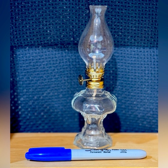 Elegant Clear Glass Oil Lamp Figurine - Picture 6 of 8